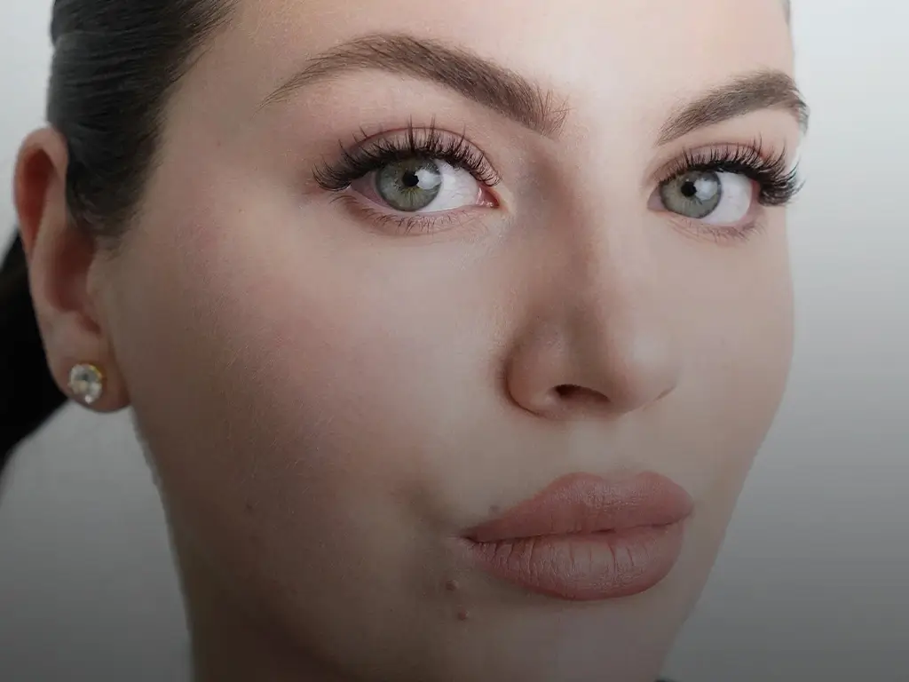 Wispy lash extensions